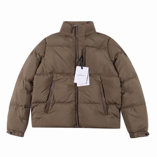 Moncler 蒙口mc Besbre皮革标识拉链羽绒服 颜色:黑色，卡其 Besbre羽绒夹克采用micro Chic面料制成，轻盈而实用，同时提供出色保暖性