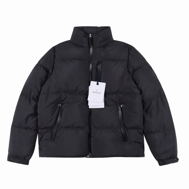 Moncler 蒙口mc Besbre皮革标识拉链羽绒服 颜色:黑色，卡其 Besbre羽绒夹克采用micro Chic面料制成，轻盈而实用，同时提供出色保暖性