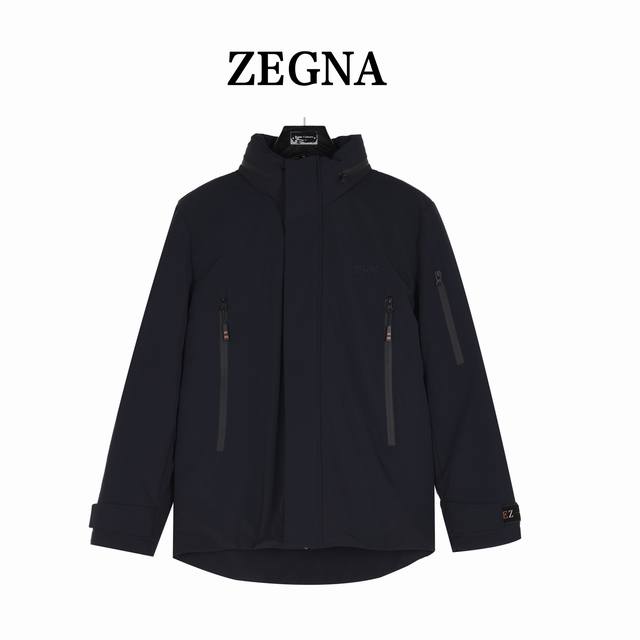 Zegna 杰尼亚连帽羽绒服 藏青 帽子可隐藏 论版型设计以及用料都属于巅峰之作的羽绒服！先不说别的，杰尼亚羽绒服有多好，自行去专柜对比感受下，摸摸面料，感受下