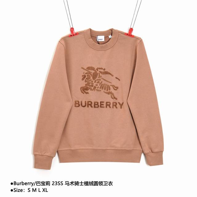 Burberry 巴宝莉 23Ss 马术骑士植绒圆领卫衣 Size：S M L Xl 别样风华的时尚款卫衣来自全新分享型创作.单穿内搭皆适宜. 毛圈棉面料,精梳