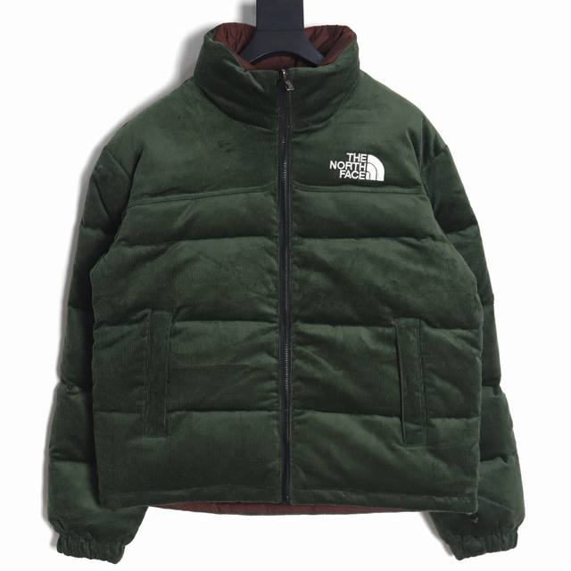 The North Face Tnf 北面 23Aw 92'S限定款灯芯绒两面穿羽绒服 有备用防雨帽隐藏折叠在衣领内 灯芯绒一面前后胸采用刺绣logo 两只拉链