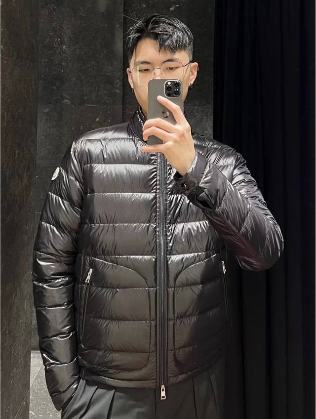 40羽皇蒙口moncler Acorus轻薄系列 轻薄羽绒服 尺码：1 2 3 4 5 颜色：黑色 藏青色 实拍模特身高183体重68公斤穿3码宽松 Moncl