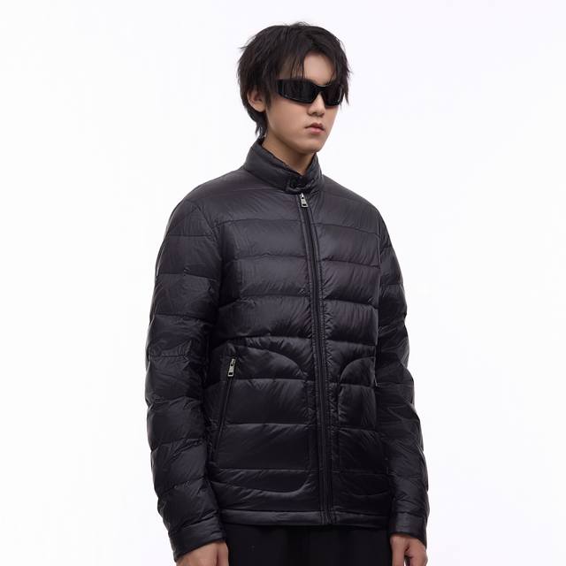 40羽皇蒙口moncler Acorus轻薄系列 轻薄羽绒服 尺码：1 2 3 4 5 颜色：黑色 藏青色 实拍模特身高183体重68公斤穿3码宽松 Moncl