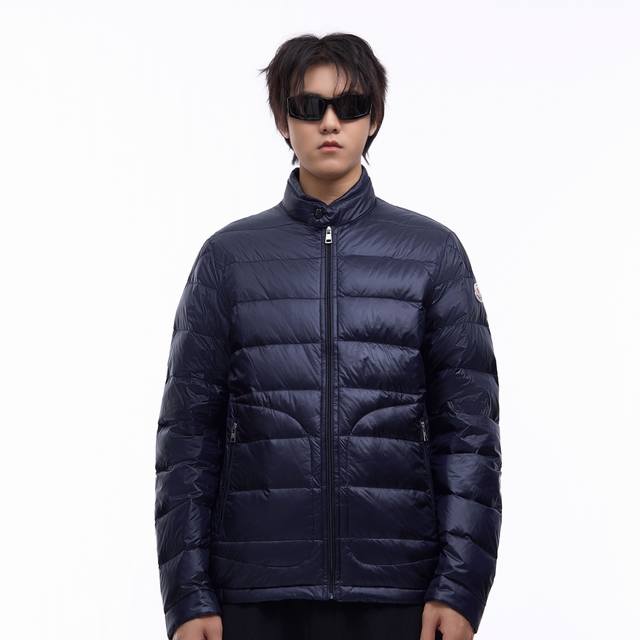 40羽皇蒙口moncler Acorus轻薄系列 轻薄羽绒服 尺码：1 2 3 4 5 颜色：黑色 藏青色 实拍模特身高183体重68公斤穿3码宽松 Moncl