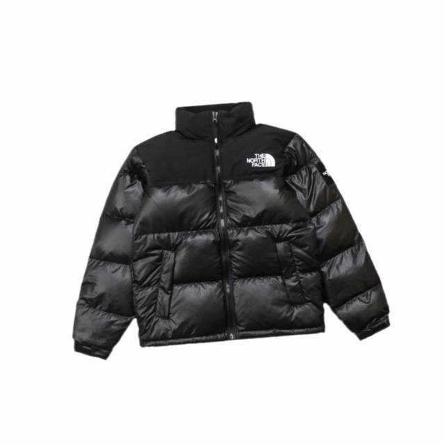 北面 The North Face 经典1996大格子袖标羽绒服 刺绣采用进口田岛绣花 万针刺绣，采用进口7号针，日本女皇绣线，保证每字饱满工、立体感清晰。 填