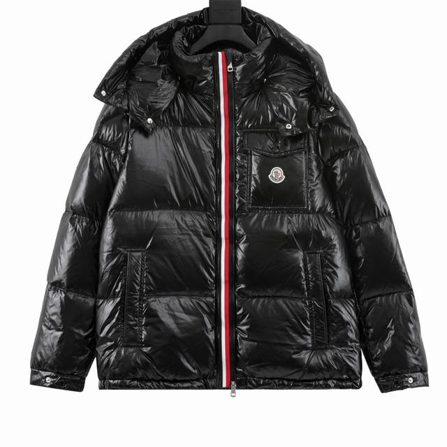 Moncler 蒙口 织带连帽羽绒服 面料是经典尼龙漆皮材质，美国进口内里胆布，高密度+防钻绒科技涂层，面料密度高达420T，高度防水，内里充绒500G白鸭绒，