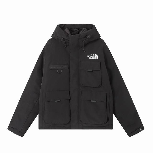 北面 The North Face 多口袋工装连帽羽绒服 刺绣采用进口田岛绣花 万针刺绣，采用进口7号针，日本女皇绣线，保证每字饱满工、立体感清晰。 填充国标9