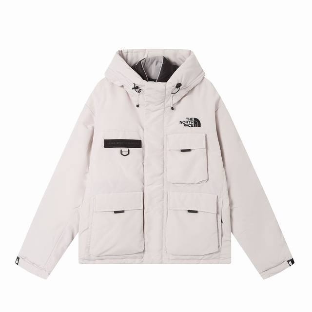 北面 The North Face 多口袋工装连帽羽绒服 刺绣采用进口田岛绣花 万针刺绣，采用进口7号针，日本女皇绣线，保证每字饱满工、立体感清晰。 填充国标9