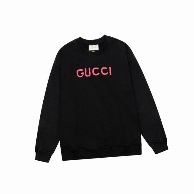 古驰 Gucci 秋冬新品 粉色字母刺绣圆领卫衣，面料采用400克双股大毛圈面料手感非常舒服，胸前万针刺绣logo点缀，时尚又个性超级百搭好看的一款卫衣，男女都