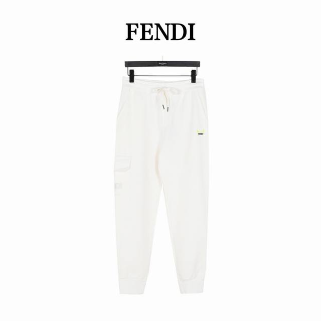 Fendi 芬迪 刺绣眼睛logo侧口袋长裤 Fd经典元素上身休闲舒适，衣身同色无色差，工费昂贵。前口袋脚处犀利小眼睛刺绣+刺绣字母搭配，非常醒目吸睛，以及侧边