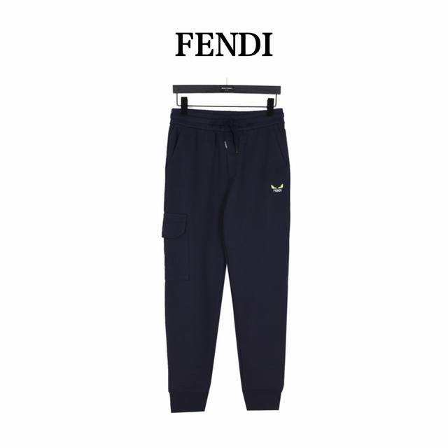 Fendi 芬迪 刺绣眼睛logo侧口袋长裤 Fd经典元素上身休闲舒适，衣身同色无色差，工费昂贵。前口袋脚处犀利小眼睛刺绣+刺绣字母搭配，非常醒目吸睛，以及侧边