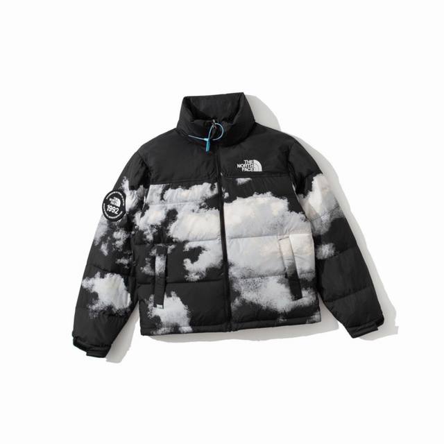 北面 The North Face 1992云朵羽绒服 刺绣采用进口田岛绣花 万针刺绣，采用进口7号针，日本女皇绣线，保证每字饱满工、立体感清晰。 填充国标90