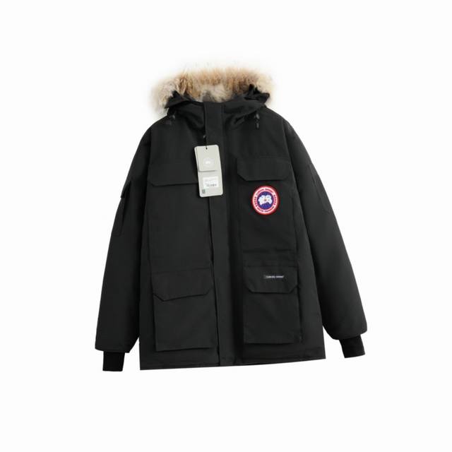 Canada Goose 08远征款羽绒服 面料采用feather-Light 10D防水涂层面料，由84.5的聚酯纤维和15.5的棉制成，表面经过杜邦公司生产