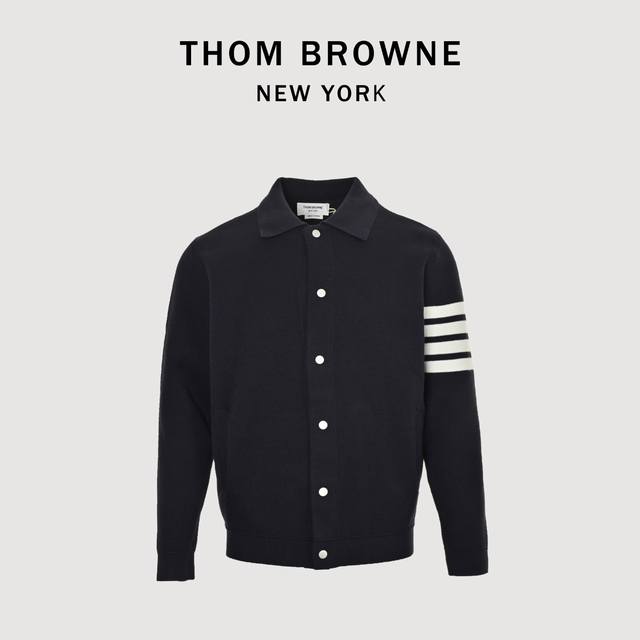 Thom Browne Tb 汤姆布朗 24Fw 四杠翻领夹克外套 本产品跟据原版采用新疆长绒棉，使用德国进口7.2超紧密度空气层提花针法编制而成，花型相比原版