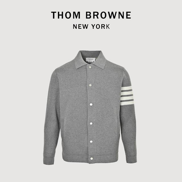 Thom Browne Tb 汤姆布朗 24Fw 四杠翻领夹克外套 本产品跟据原版采用新疆长绒棉，使用德国进口7.2超紧密度空气层提花针法编制而成，花型相比原版