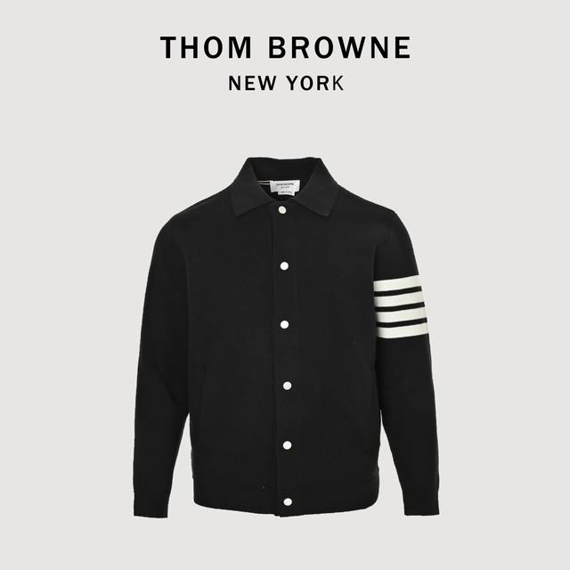 Thom Browne Tb 汤姆布朗 24Fw 四杠翻领夹克外套 本产品跟据原版采用新疆长绒棉，使用德国进口7.2超紧密度空气层提花针法编制而成，花型相比原版