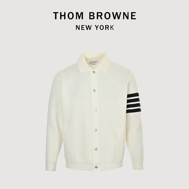 Thom Browne Tb 汤姆布朗 24Fw 四杠翻领夹克外套 本产品跟据原版采用新疆长绒棉，使用德国进口7.2超紧密度空气层提花针法编制而成，花型相比原版