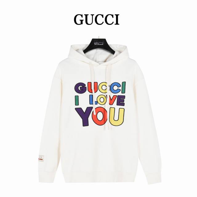 Gucci 古驰 重工全彩logo字母刺绣连帽卫衣 全新配色和面料组合贯穿整个系列，正面饰有“Guc* I Love You”亮色全彩刺绣， 以精简而不失时髦的