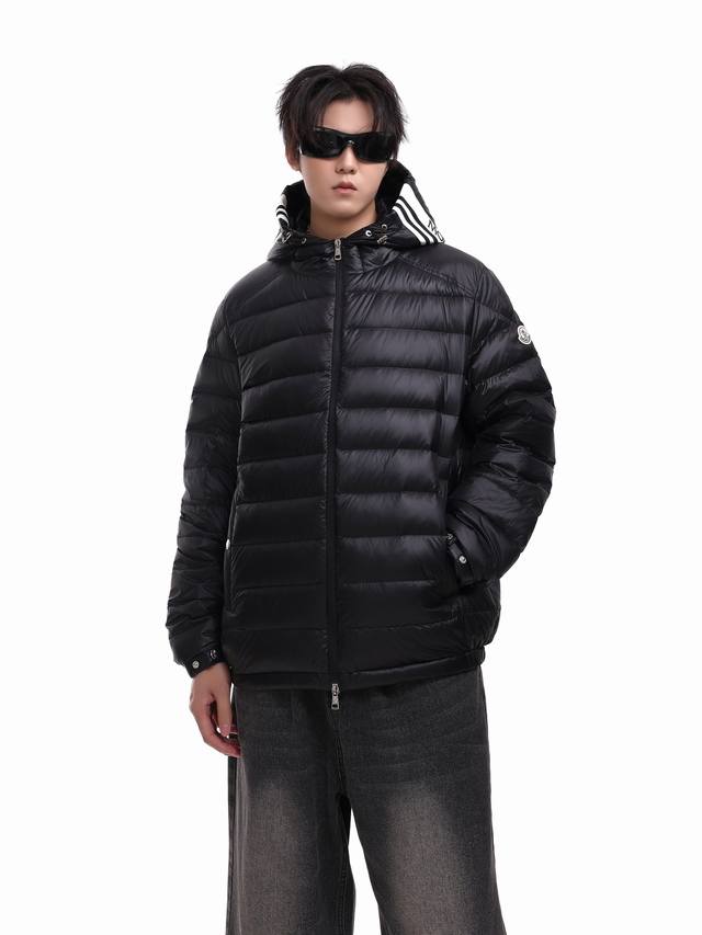 羽皇蒙口moncler Cornour系列 轻薄羽绒夹克 尺码：1 2 3 4 5 颜色：黑色 实拍模特身高183体重68公斤穿3码宽松 Moncler Cor