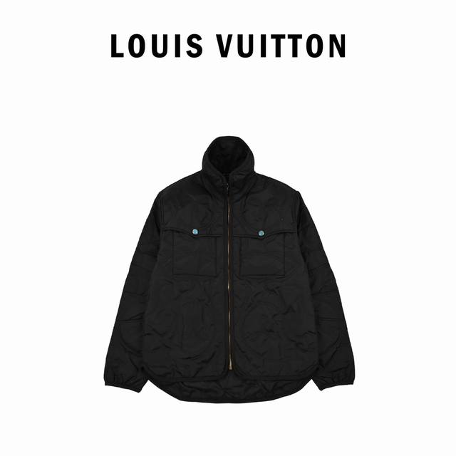 本地 Louis Vuitton路易威登24Fw 靴线绣花棉服外套 原18,500购入，面料采用尼龙帆布面料，质感厚重且顺滑细腻。全副刺绣几何阿拉伯式图案标识融