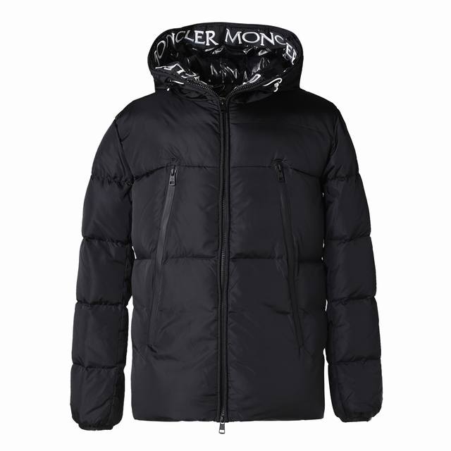 Moncler 蒙口 24Ss 内里门襟刺绣字母logo羽绒服21新款潮流连帽羽绒服 男女同款，作为情侣款再好不过了。 再现80年代的夹克特色新设计，帽子和过肩