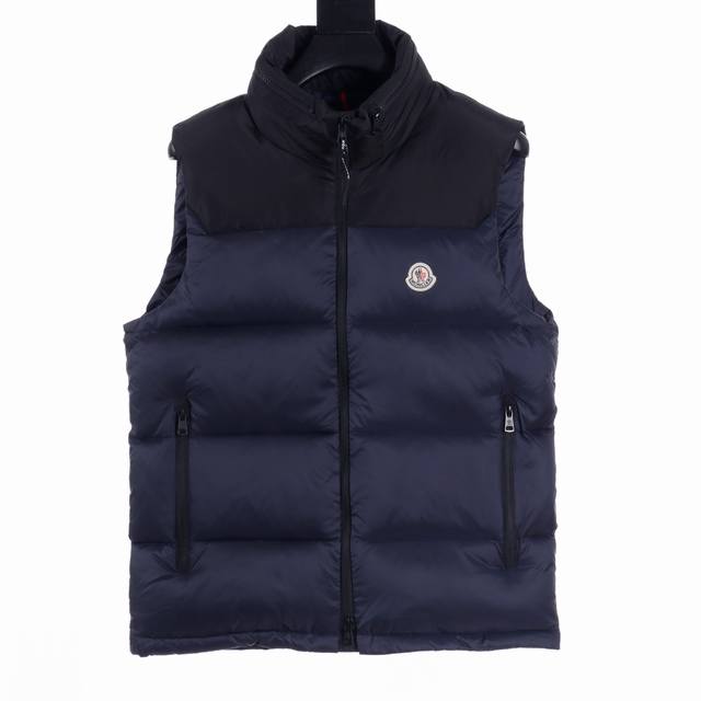 Moncler 蒙口mc 胸前大标连帽羽绒马甲 上海国金专柜采版9700块大洋，不负众望，只要你有销售渠道，这是可以支撑你卖原价的产品。从开五金模具到面料已百分