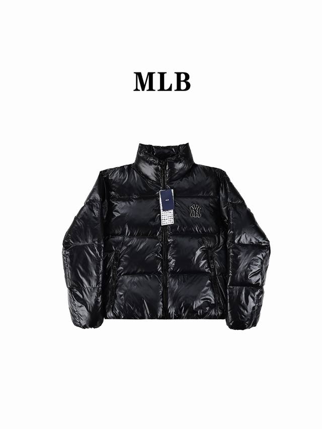 Mlb 新款三色立领羽绒服 Mlb以浓郁的棒球文化为背景，以美国街头时尚文化为元素，成为潮流运动领域的领导者 也成为热衷表达自我、年轻独立人群的衣橱常备时尚潮品