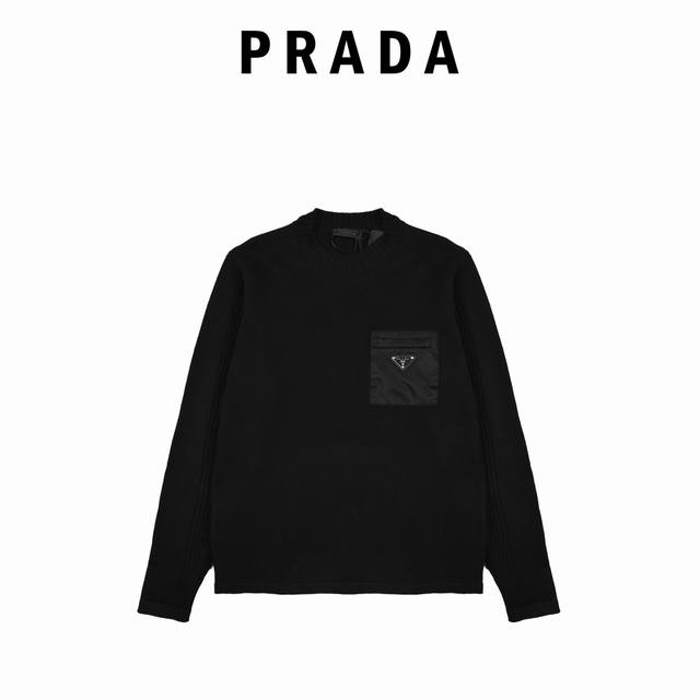 Prada普拉达24Fw 尼龙口袋圆领毛衣 原9,100购入开发，定制德国纳米特殊羊毛，细密松软，舒适贴身。德国进口斯托尔针织机两种针法交错编织。100%纯羊毛