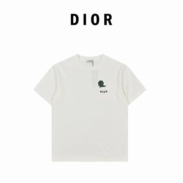 Dior 迪奥 24Ss 口袋小恐龙刺绣短袖 棉质竹节平纹针织面料主要由纯棉纱线制成，组织结构通常采用平纹组织，纱线采用细支纱线，这种纱线较细，具有较高的捻度，