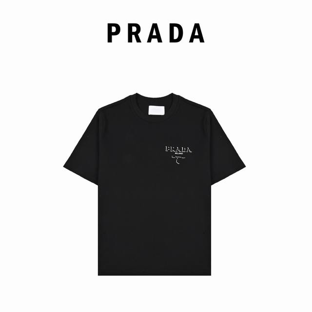 Prada 24Ss新款logo压膜短袖 面料定制270克双纱紧密麻棉1*1精棉罗纹手感柔软舒适亲肤 搭配胸口前的压膜后的logo 3D立体感十足凹显出未来感彰