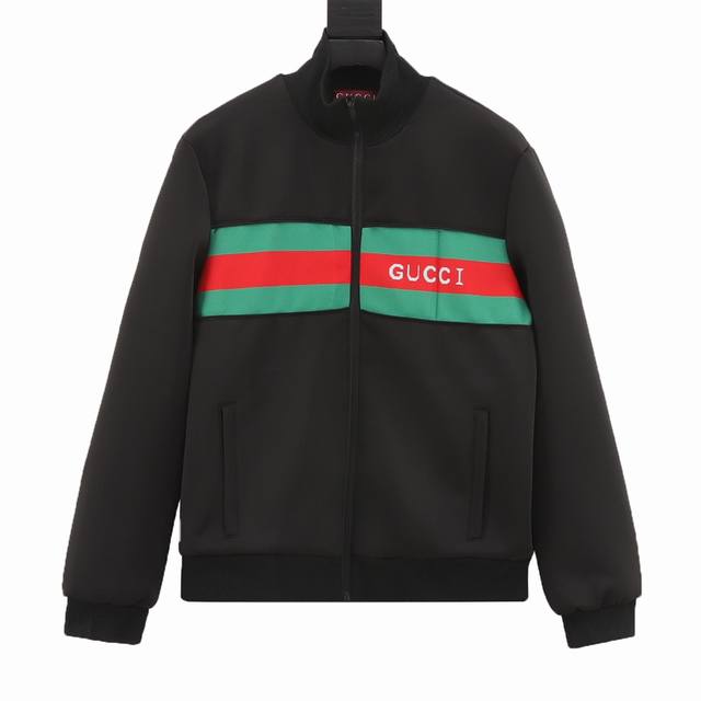 Gucci 古驰 24Fw 红绿提花织带套装外套 轻质氯丁橡胶面料，主要原料进行聚合而生产的合成橡胶制作的面料。氯丁橡胶面料具有良好的物理机械性能，包括抗拉强度