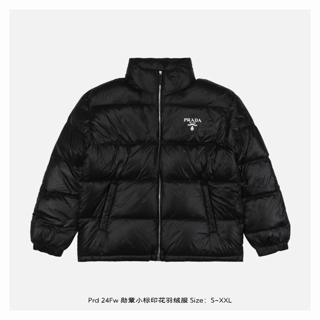 Prada 普拉达 24Fw 勋章小标印花羽绒服 独家研发面料linea Rossa双层轻质粘合尼龙，横向热压绗缝，下摆弹力束绳防风塑形，该款式面料具有防风、耐