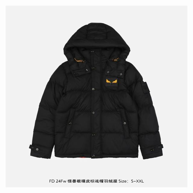 Fendi 芬迪 24Fw 怪兽眼睛皮标连帽羽绒服 面料触感轻盈柔软，透气，保暖，搭配防风门襟，进口拉链顺滑耐用。内里填充国标90白鸭绒，随意压缩收纳，摊开时回