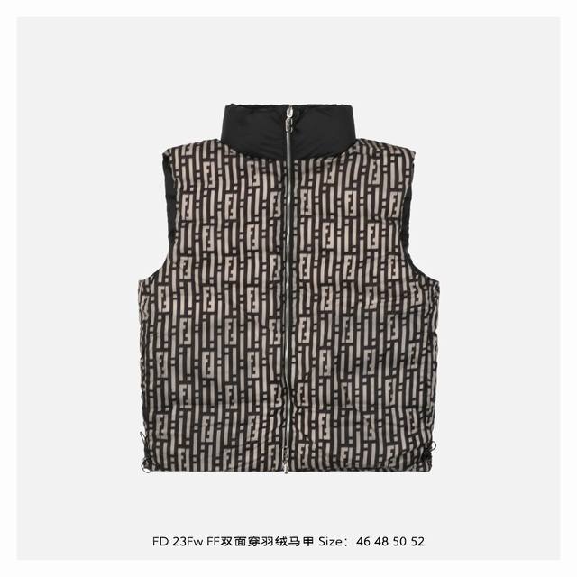 Fendi 芬迪 23Fw Ff双面穿羽绒马甲-背面 高领，正面有大口袋，衣领配有可折叠应急兜帽，双头拉链开合，该单品来自stefano Pilati设计系列，