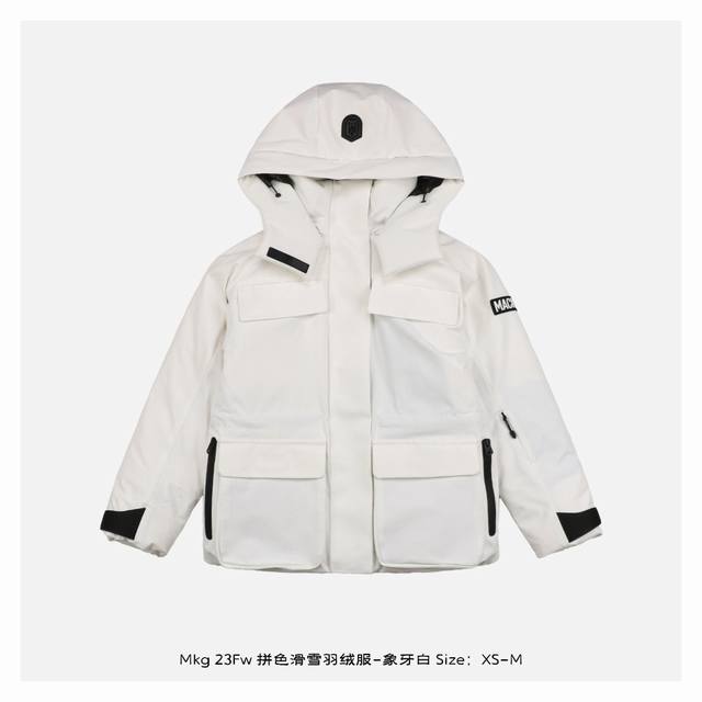 Mackage 迈凯奇 23Fw 拼色滑雪羽绒服-象牙白 Ma*Kage是来自加拿大蒙特利尔的高端奢华服饰品牌，创立于1999年，产品设计在低调中彰显品味，将奢