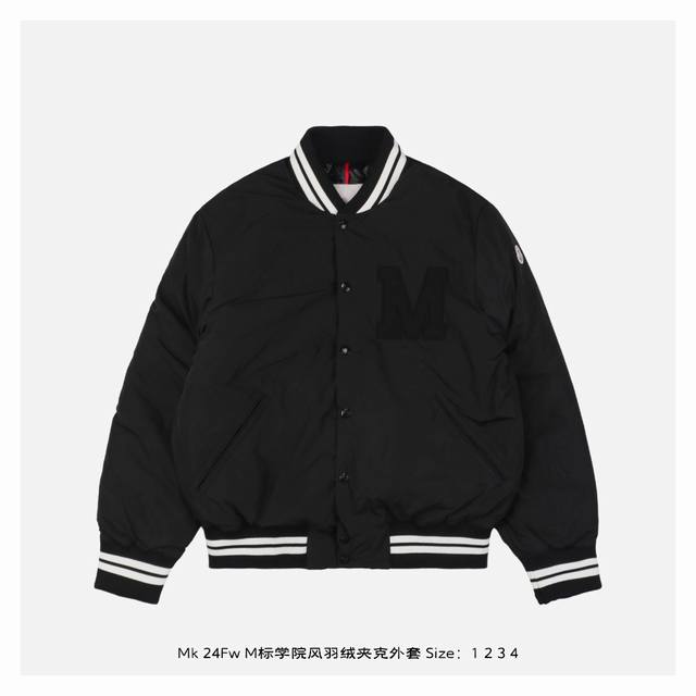 Moncler 蒙口 24Fw M标学院风羽绒夹克外套 汲取了学院风格的经典元素，在羽绒夹克上饰有品牌的标识和精心设计的字母组合贴片刺绣，罗纹针织饰边贴合身形，