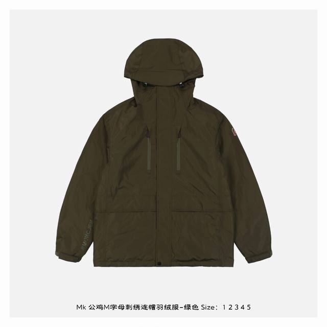 Moncler 蒙口 公鸡m字母刺绣连帽羽绒服-绿色 采用longue Saison哑光尼龙制成，内里填充物90白鸭绒，连帽版型，整件衣服从双侧拉链的内侧立体高