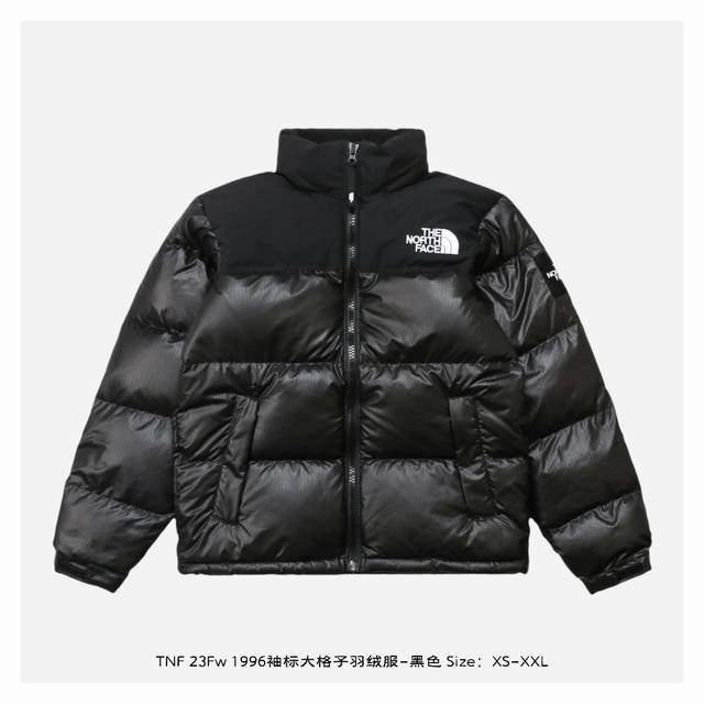 The North Face 北面 23Fw 1996袖标大格子羽绒服-黑色 面料为百分百40D尼丝纺，防水防风，内胆2层，里布一层，一共四层面料，两个颜色拼接