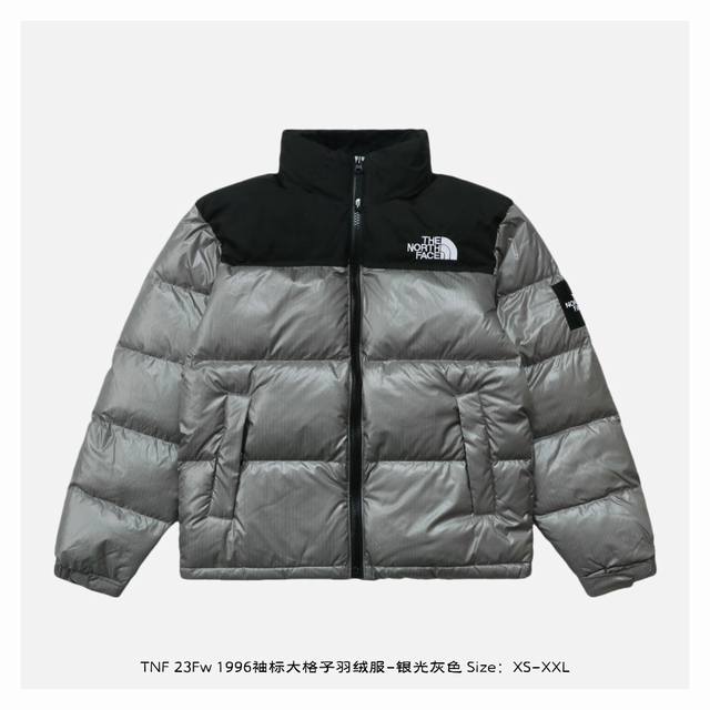 The North Face 北面 23Fw 1996袖标大格子羽绒服-银光灰色 面料为百分百40D尼丝纺，防水防风，内胆2层，里布一层，一共四层面料，两个颜色