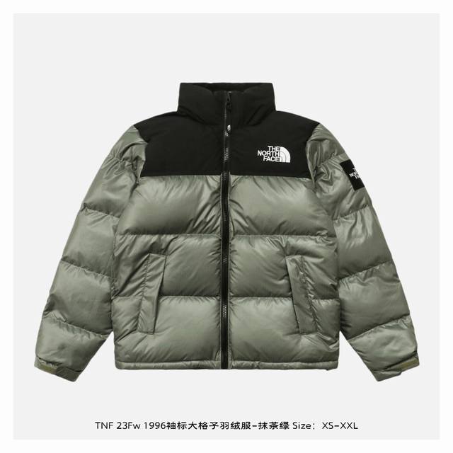 The North Face 北面 23Fw 1996袖标大格子羽绒服-抹茶绿 面料为百分百40D尼丝纺，防水防风，内胆2层，里布一层，一共四层面料，两个颜色拼