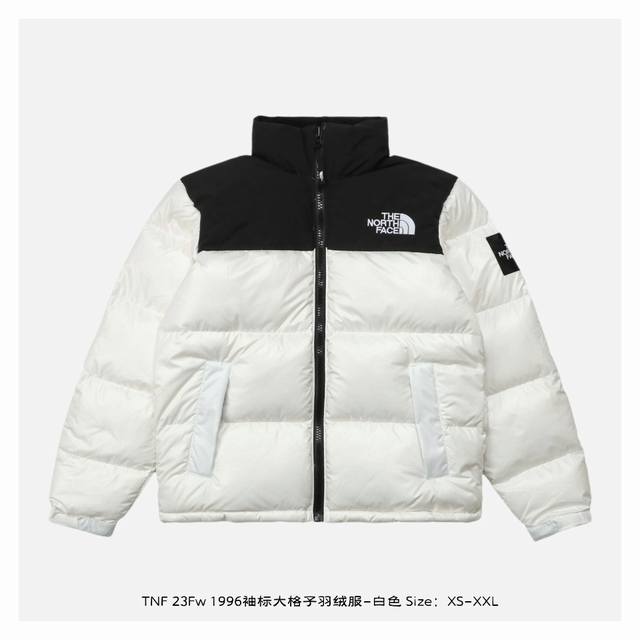 The North Face 北面 23Fw 1996袖标大格子羽绒服-白色 面料为百分百40D尼丝纺，防水防风，内胆2层，里布一层，一共四层面料，两个颜色拼接