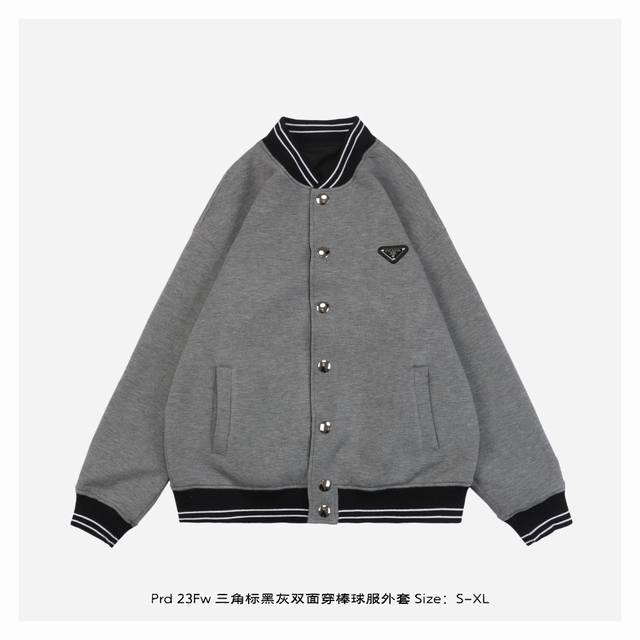 Prada 普拉达 23Fw 三角标黑灰双面穿棒球服外套-正面 -可两面穿，基础穿搭，上身很有质感，可以满足日常搭配所需 双面穿效果，可玩性极强，最为实穿的就是