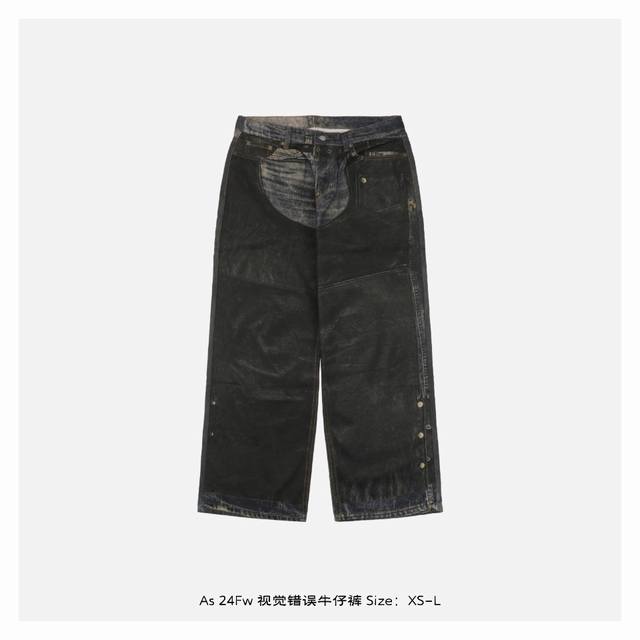 Acne Studios 24Fw 视觉错误牛仔裤 外层皮裤的夸张设计，双腰、裤脚的纽扣印花、露出冰蓝水洗颜色的第二层，展示着 Acne 的优秀设计 Size：