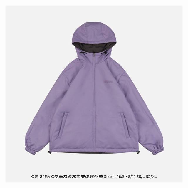 Gucci 古驰 24Fw G字母灰紫双面穿连帽外套-背面 Gg图案以别出心裁的色彩和织物，亚麻混纺面料和尼龙组合为该系列增色添彩，这款双面拉链夹克一面以灰色斜