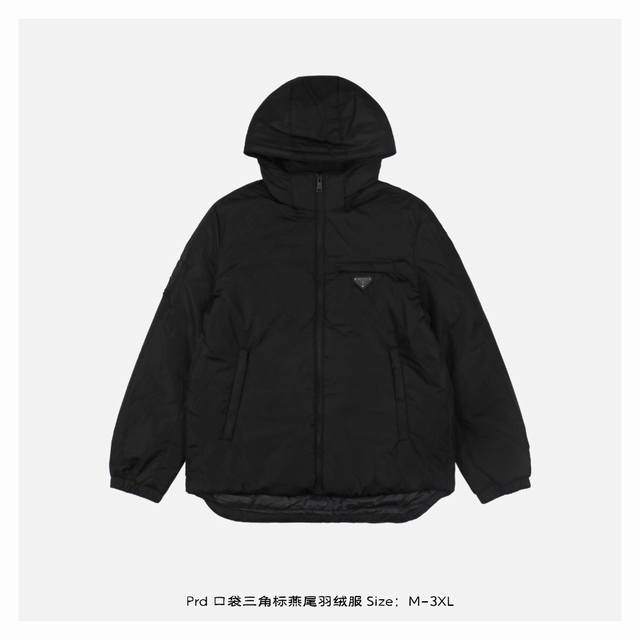 Prada 普拉达 口袋三角标燕尾羽绒服 整件econyl再生尼龙面料，防风疏水，内胆填充90白鸭绒，可拆卸连帽，袖袋热压式环保徽标，胸口金属徽章及下摆金属松紧