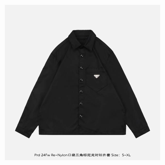 Prada 普拉达 24Fw Re-Nylon口袋三角标尼龙衬衫外套 特定进口再生尼龙 Econyl 面料，通过解聚和再聚合技术，提纯海洋塑料回收物制成，以可持