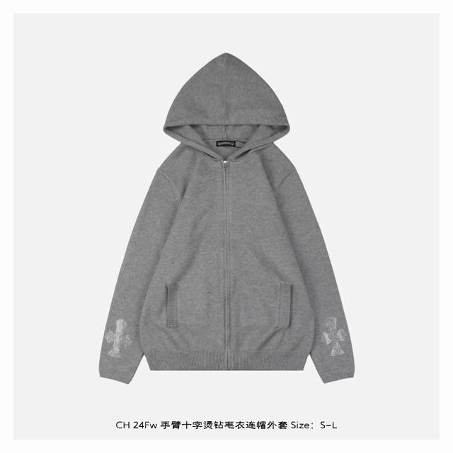 Chrome Hearts 克罗心 24Fw 手臂十字烫钻毛衣连帽外套 灵感源自八十年代复古，采用定制面料制作而成，官方同款，面料经过同缸染色工艺处理，手感舒适