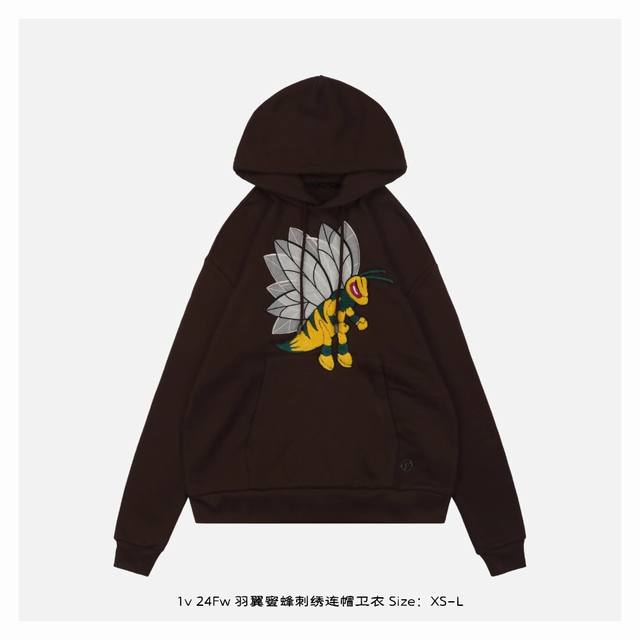 Lv 24Fw 羽翼蜜蜂刺绣连帽卫衣 面料采用32S双股精梳棉大毛圈卫衣布克重 G，配套21S+32S圆筒机开幅克重 G罗纹，购入原版打ab色样订染大货面料颜色