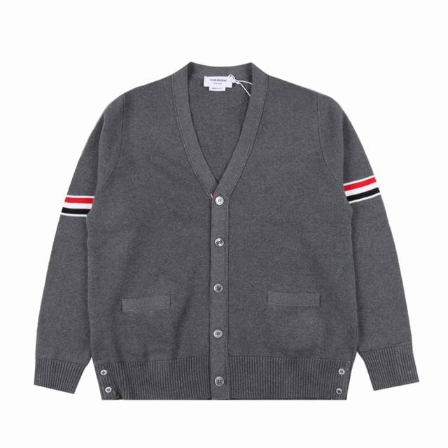 Thom Browne 汤姆布朗 三色织带开衫毛衣 采用定制26S 面料 成衣克重高达900G，冬季保暖性能极佳 上身肤感舒适。定织定染纱线，颜色100%一致。