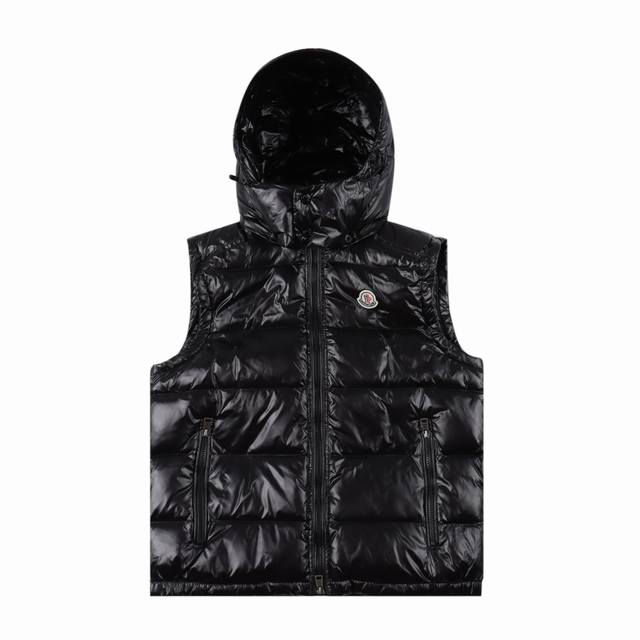 Moncler 蒙口 新款徽标连帽羽绒马甲 年度爆款推荐，原版开发，采用达标90白鸭绒一比一打造，内胆方面采用400高密度防钻绒胆布，首版发售全网独家！这个款式